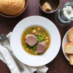 Erwtensoep met varkenspoot traditioneel: een authentiek en smaakvol wintergerecht